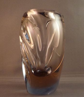 Skrdlovice Emanuel Beranek 5459 two-tone side-lobed vase
Keywords: blown;vase