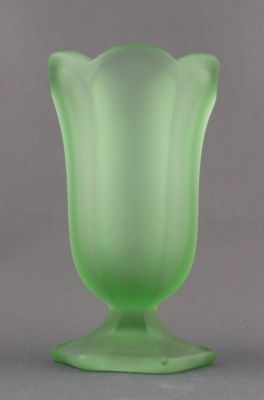 Davidson Chippendale 1226 vase
Labelled one seen. More evidence that Davidson produced green uranium glass! Nominal 14 cm. early 1930s
Keywords: pressed;british;vase;sold