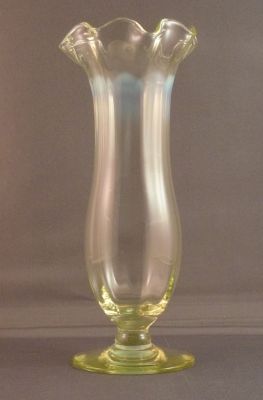 Uranium posy, small
Opalescent rim, optic ribbing. 6.5 in
Keywords: british;blown;vase