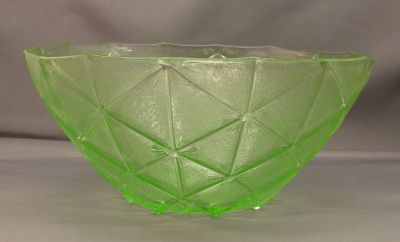 Hexagon pattern pressed glass fruit bowl
8 in. diameter; 3.75 in. deep
Keywords: table;sold