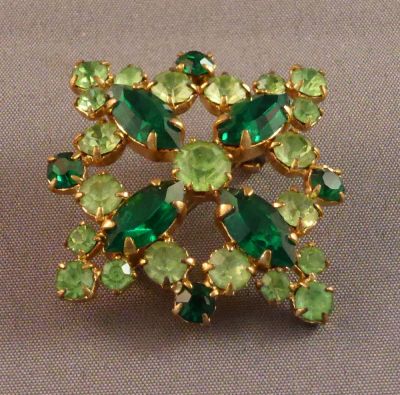 Brooch, light and dark green stone
No uranium. Square
Keywords: sold