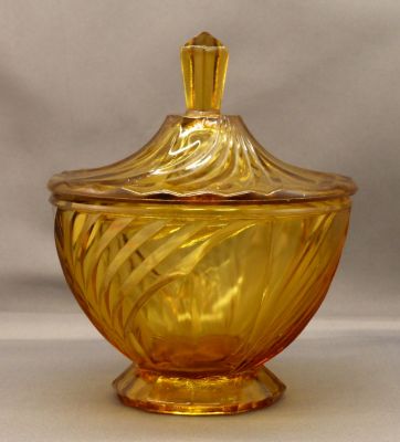 Walther Atlantik dressing table set large amber pot
5 in. to top of knob. 4 in. diameter
Keywords: pressed;sold;german