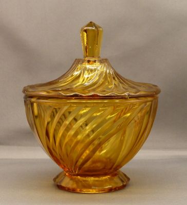 Walther Atlantik dressing table set large amber pot
Swirl design
Keywords: pressed;sold;german