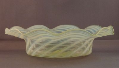 Walsh Walsh opalescent swirl large bowl
Lead crystal, sharp pontil mark
Keywords: blown;british;table