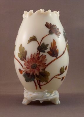 Tall custard glass rose bowl
High-quality enamelling. Polished pontil mark
Keywords: blown;enamelgilt;vase