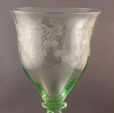 Twisted stem etched white wine glass
Flowers and bows etching
Keywords: bottle;barware