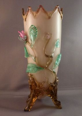 Harrach? cornucopia vase, large
Much uglier in real life. The uranium over cream over fuschia is a horrible beige shade and the amber trim is a murky brown
Keywords: vase;sold;blown