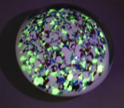 Spatter paperweight with green uranium chips
Under UV
Keywords: uranium;frenchdutchbelg