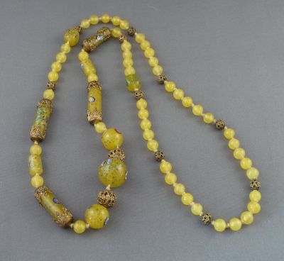 Venetian yellow uranium beads with millefiori chips
Knotted
Keywords: uranium