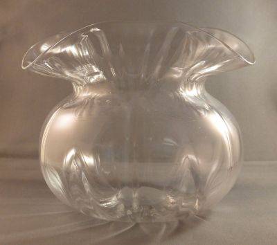 Walsh Walsh tulip and leaf crystal vase
Polished pontil mark
Keywords: blown;vase