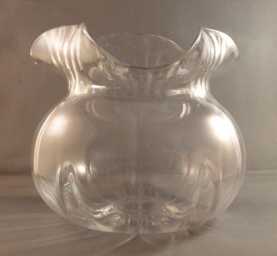 Walsh Walsh tulip and leaf crystal vase
Lead crystal
Keywords: blown;vase