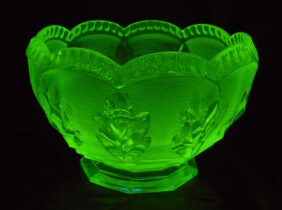 Walther Wilhem large bowl, cupped version
Under UV
Keywords: german;pressed;table;centrepiece