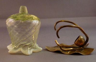 Webb flower bud salt/toothpick holder
Brass leaf stand (no evidence of plating) Sometimes seen with silver plated stand
Keywords: british;table;blown