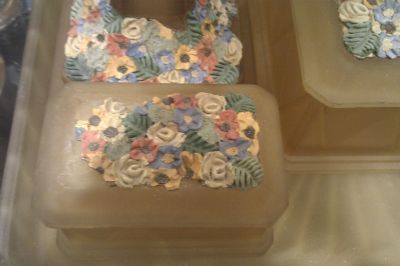 Bagley Wyndham dressing table pots
1333 Hand-applied floral decor detail
Keywords: bathbed;enamelgilt;pressed;sold