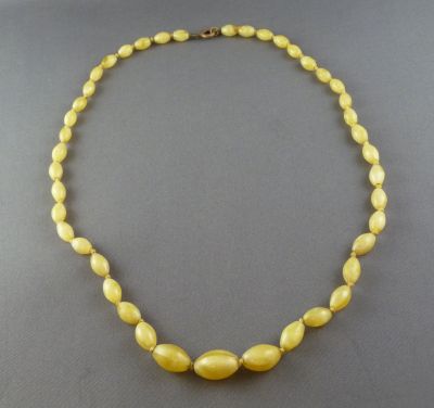 Yellow and white uranium glass beads
Vintage. Original knotting
Keywords: uranium