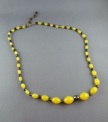 Yellow uranium and black aurora borealis 
Vintage beads. Threaded on wire
Keywords: uranium