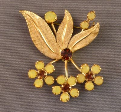 Opalescent yellow uranium with faux topaz flower spray brooch
Clear coralene frosting on leaves. 2 in. max
Keywords: uranium