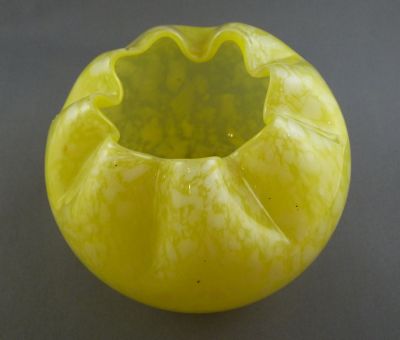 Bohemian rose bowl
Yellow and white uranium spatter glass
Keywords: czech;blown;vase