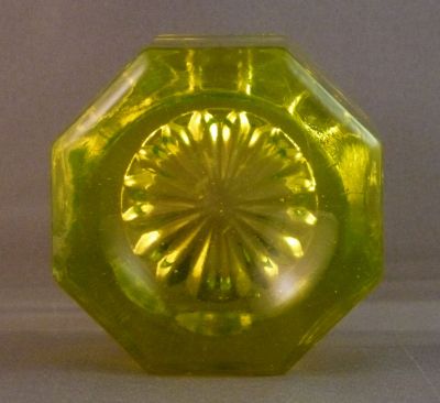 Percival Vickers? yellow straight sided
Larger and slightly different construction to green one
Keywords: british;insulator